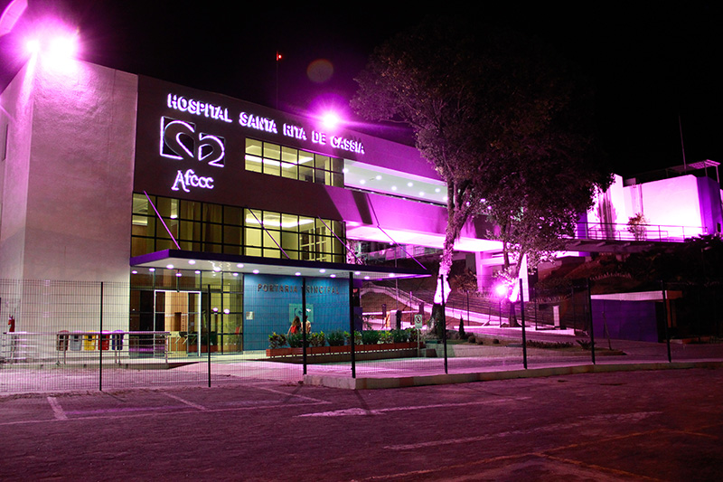 Hospital Santa Rita de Cássia, mantido pela Afecc, iluminado à noite
